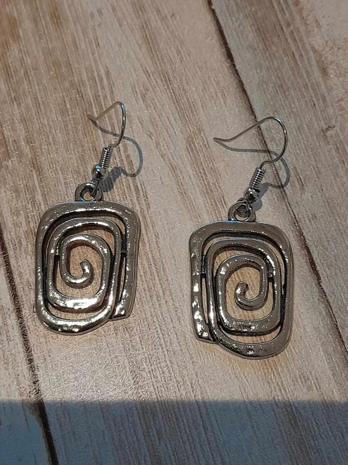 Hangende oorringen in de vorm van rechthoekige spiralen – photo 2